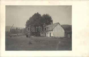 1909 Pilisszentlászló, Sikárosi vadászház, erdészlak, gémeskút. photo