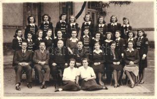 1942 Gyula, Áll. Polgári Leányiskola végzősei (1938-42) tanárokkal. Gyarmati Károly photo (EK)