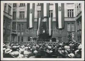 1939 július Teleki Pál miniszterelnök egyenruhában beszédet mond a Várban. 18x13 cm