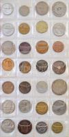 Vegyes: 108db-os fémpénz tétel a világ minden tájáról, közte kevés magyar, kisalakú érmeberakóba T:v...