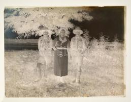 1933 Életképek a gödöllői cserkész jamboree-ról, 8 db üvegnegatív, dobozban, 9×12 cm