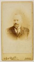 cca 1890 Raab Lajos győri fényképész műtermét ábrázoló verzójú keményhátú fotó 17x11 cm