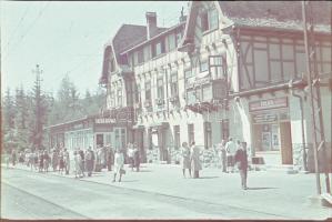 cca 1940 Tátra, 4 db háború előtti Agfacolor diapozitív: vasútállomás, kisvasút, épületek, stb