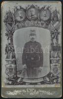 cca 1910 Zur Erinnerung an meine Dienstzeit, katonaportré, keményhátú fotó, sérülésekkel, 17×10 cm