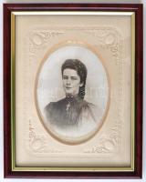 cca 1890 Erzsébet királyné, Sisi fényképe dombornyomott papírkeretben, üvegezett keretben / Photo of...