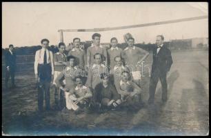 1921 A Berliner Sport Club "Hungarianer 1912" nevű magyar labdarúgócsapatának fényképe az egyik játékos saját kezű soraival / Hungarian football team in Berlin with autograph lines of one of the players 9x14 cm