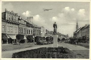 Eperjes, Presov; Masaryk utca és szobor, repülőgép, autók / street and statue, shops, aircraft, automobiles