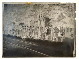 cca 1930 Badacsony, cserkészek a vasútállomáson, üvegnegatív, 9×12 cm