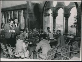 cca 1960-1970 Magyarországi életképek, 10 db sajtófotó (Fábri Péter), hátuljukon feliratozva, kb. 18...