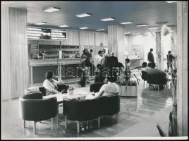 cca 1960-1970 Magyarországi életképek, 10 db sajtófotó (Fábri Péter), hátuljukon feliratozva, kb. 18...