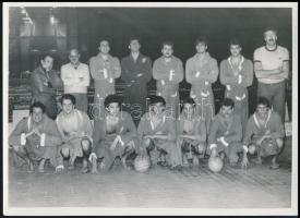 cca 1970-1980 A Ferencváros (FTC) férfi vízilabdacsapata, csoportkép, 13x18 cm