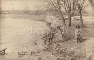 1913 Keszthely, Balaton parti séta, gyerekek. photo (EB)