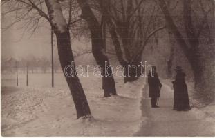 1914 Keszthely, Séta télen a Balaton partján. photo