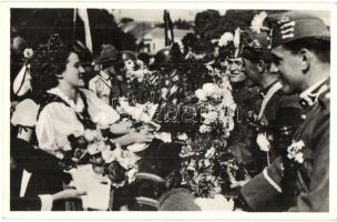 1938 Ipolyság, Sahy; bevonulás, honleányok virágot adnak a katonáknak / entry of the Hungarian troops, compatriot women giving flowers to soldiers  (EK)