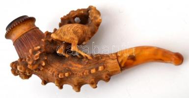 Vadászos faragott tajtékpipa, eredeti tokjában, h:9 cm