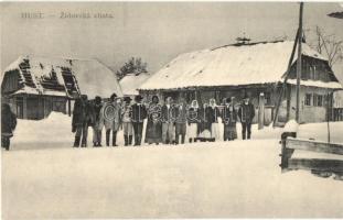 Huszt, Chust; Zsidó vendégház télen, csoportkép / Zidovská chata / Jewish rest house in winter, group picture. Judaica (ragasztónyom / gluemark)