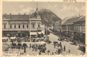 Déva, Deva; Kossuth Lajos utca, Fehér Kereszt szálloda, Hirsch Testvérek üzlete, piaci árusok. Kroll Gyula kiadása / street view, hotel, shops, market vendors (EK)