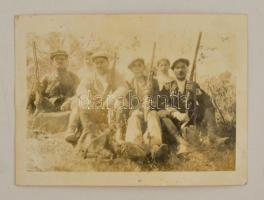 cca 1930 Bouarada Tunézia, vadászok pihenőn / Hunters in Tunesia 6x9 cm