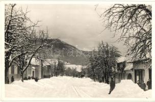 1940 Jolsva, Jelsava; Jaross Andor utca télen, üzlet. Neubauer Lajos fényképész kiadása / street view in winter, shop
