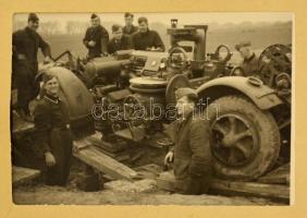 cca 1941-1944 II. világháborús német katona fénykgyűjteménye. 40 db fotó a harcmezőről. Fegyverek, t...