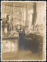 1932 Schönwald Imre órásmester üzlete, fotó, hátulján feliratozva, 11,5×8,5 cm