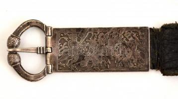 Molnár Balázs: Lovagi szíj. Bőrszíj egyedi ezüst díszítéssel. Ővcsaton harci jelenet, a szíjon négy ...