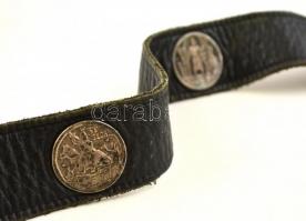 Molnár Balázs: Lovagi szíj. Bőrszíj egyedi ezüst díszítéssel. Ővcsaton harci jelenet, a szíjon négy ...