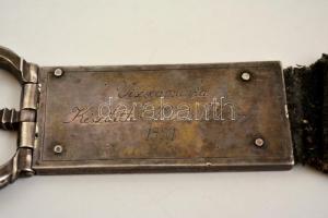 Molnár Balázs: Lovagi szíj. Bőrszíj egyedi ezüst díszítéssel. Ővcsaton harci jelenet, a szíjon négy ...