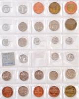 231db-os vegyes külföldi fémpénz tétel albumba rendezve, közte Csehszlovákia, Csehország, Horvátorsz...