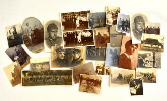 1913-1918 Kardos József magyar katonatiszt 2. db I. világháborús fotó albuma, valamint fotói, és fotólapjai, összesen 247 db fotó, valamint Schnörch Jenő (1882-1965) altábornagy halálozási értesítője. (1965)  Az egyik fotóalbumban, Kardos felirattal, benne 123 db fotóval, közte keleti fronton (pl.: Jurkoutz (Bukovina), Zielona (Lengyelország), Pasiecna, Msana-völgy,Bistrica-völgy, Bistrica-völgy, Korolowka (Galicia), Dobronoutz (Bukovina)) és Dél-Tirolban (pl.: Creto, Tione), valamint más helyeken (pl: Budapest, Theresienstadt, Innsbruk, Teplitz-Schönau..stb.), készült fotókkal is, s képek feliratozva, dátumozva, 12x16 cm és 5x3 cm közötti méretben, változó állapotban, továbbá 12 db beragasztott névjegykártyával, korabeli szakadt gerincű fűzött papír fotóalbumban.   A másik fotóalbumban, 56 db fotóval, közte részben katonafotókkal, korabeli szakadt gerincű fűzött papír fotóalbumban, 7x9 cm és 5x8 cm közötti méretben, változó állapotban  Továbbá 68 db fotóval, és fotólappal, köztük 2 db keményhátú fotóval, 2 -3 db a 30-as évekből származó fotólappal, többségében katonai, I. világháborús fotókkal, részben a hátoldalakon feliratozva, és dátumozva, 10x16 cm és 5x5 cm közötti méretben, változó állapotban.