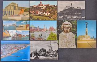 Cipős doboz tele modern képeslapokkal, főleg magyar és külföldi városképek területenként rendezve, sok használatlannal