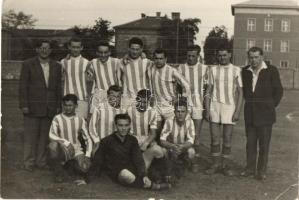 35 db RÉGI és MODERN magyar és történelmi magyar városképes lap, közte futballistákról készült csopo...