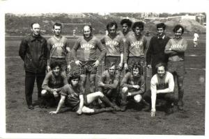 35 db RÉGI és MODERN magyar és történelmi magyar városképes lap, közte futballistákról készült csopo...