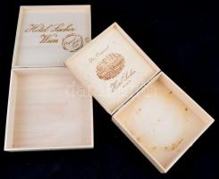 2 db "Hotel Sacher Wien" feliratos fa doboz, az egyik Anna Sacher pirogravírozott arcképév...