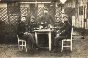 Italozó osztrák-magyar katonák csoportképe / Austro-Hungarian K.u.K. soldiers drinking, L. Weiss Fotograf Wien photo