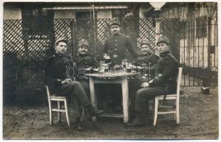 Italozó osztrák-magyar katonák csoportképe / Austro-Hungarian K.u.K. soldiers drinking, L. Weiss Fotograf Wien