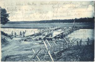 Osztrák-magyar hidász alakulat hídépítés közben. A tiszta jövedelem a budapesti hidászok özvegy és árva alapja javára / WWI Austro-Hungarian K.u.K. military pontooners building a bridge (ázott / wet damage)