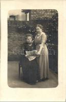 25 db régi művészlap , közte pár fotó / 25 pre-1945 art postcards with a few photos