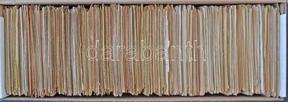 1.404 db ajánlott hivatalos felszólítás okmánybélyegekkel, néha postaival is, dobozban