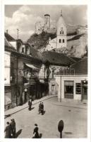 Trencsén, Trencín; L. Stúr tér, háttérben a vár, kávéház és étterem / square with cafe and restaurant