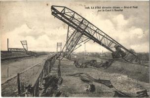 La Fére, dévastée (Aisne), Grue et Pont sur le Canal á Beautor / The devastated La Fére, Crane and Bridge on the Beautor Canal (EK)