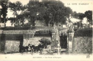 Bayonne. La Porte dEspagne / The Gate of Spain, horse carriage