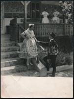 cca 1940-1950 Vadas Ernő (1899-1962): Kalocsai pár, pecséttel jelzett fotó,az egyik sarkánál törésnyommal, 18x24 cm.