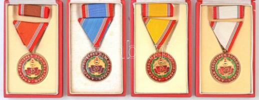Vegyes: 8db-os szocialista kitüntetés tétel, benne több "A Haza Fegyveres Szolgálatában" é...