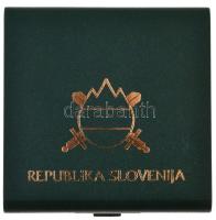 Szlovénia ~1991- . Szlovén tiszti sapkajelvény, tokban T:1-,2
Slovenia ~1991- . Slovenian Officer&#...