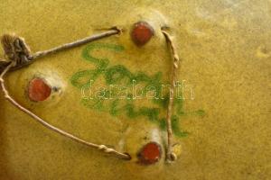 Gorka Lívia (1925-2011): Madaras falitál, kézzel festett mázas kerámia, jelzett,  hibátlan, 27×17  c...