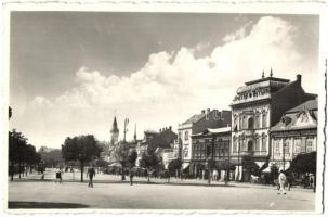 Marosvásárhely, Targu Mures; Széchenyi tér, Erdélyi bank Rt., Illatszertár, E. József üzlete / square, bank, parfumery, shop