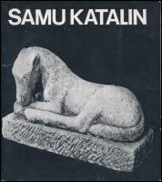 Vegyes katalógus tétel, egy kivételével aláírt, 5 db:  Samu Katalin szobrászművész kiállítása. Hódmezővásárhely, 1964, Tornyai János Múzeum. Kiadói papírkötés.  Samu Katalin. Bp.,1966, (Nm. Noymdaipari-ny.) Kiadói papírkötés, a hátoldalán tollas jegyzettel. Megjelent 500 példányban.  A művész, Samu Katalin (1934-2011) által aláírt példány, dátumozva.  Gábor Marianne kiállítása a Vigadó Galériában. Bp.,1985, Vigadó Galéria. Kiadói papírkötés.  A művész, Gábor Marianne (1917-2004) által Földes Anna (1930-2017) író, újságíró, kritikus, irodalomtörténész, egyetemi tanárnak dedikált példány. Varga Magda festőművész kiállítása. Bp.,1968, Magyar Hirdető. Kiadói papírkötés. A művész, Varga Magda (1921-1998) által Földes Anna (1930-2017) író, újságíró, kritikus, irodalomtörténész, egyetemi tanárnak dedikált példány. Orosz János festművész gyűjteményes kiállítása. Bp.,1979,(Szekszárdi Nyomda-ny.) Kiadói papírkötés. A művész, Orosz János (1932-) által aláírt példány.