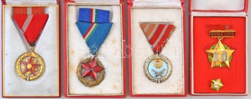 4db-os vegyes szocialista kitüntetés tétel, mind tokban, közte 1951. "Közbiztonsági Érem" bronz fokozata a rendőrség tagjai részére; "Szocialista Munkáért Érdemérem" T:2