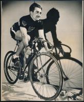 cca 1940-1960 Amerikai versenykerékpáros, fotó, hátuéján pecséttel jelzett (Fred Tambling Studio), feliratozva, 24×20 cm